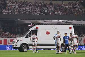 El defensor de Nacional, Juan Manuel Izquierdo, fue llevado en una ambulancia después de desmayarse durante el partido de vuelta de los octavos de final de la Copa Libertadores entre el São Paulo de Brasil y Nacional de Uruguay en el estadio Morumbi, en São Paulo, Brasil.