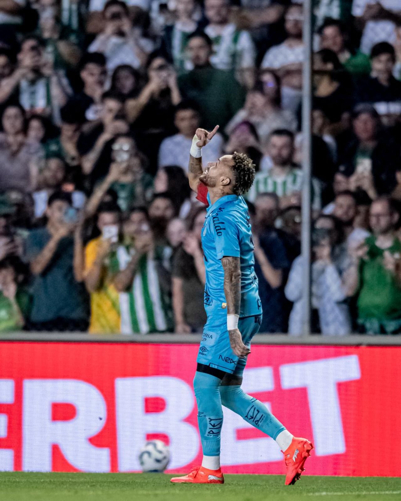 Neymar Jr. celebra tras anotar un gol con el Santos en el Brasileirao.