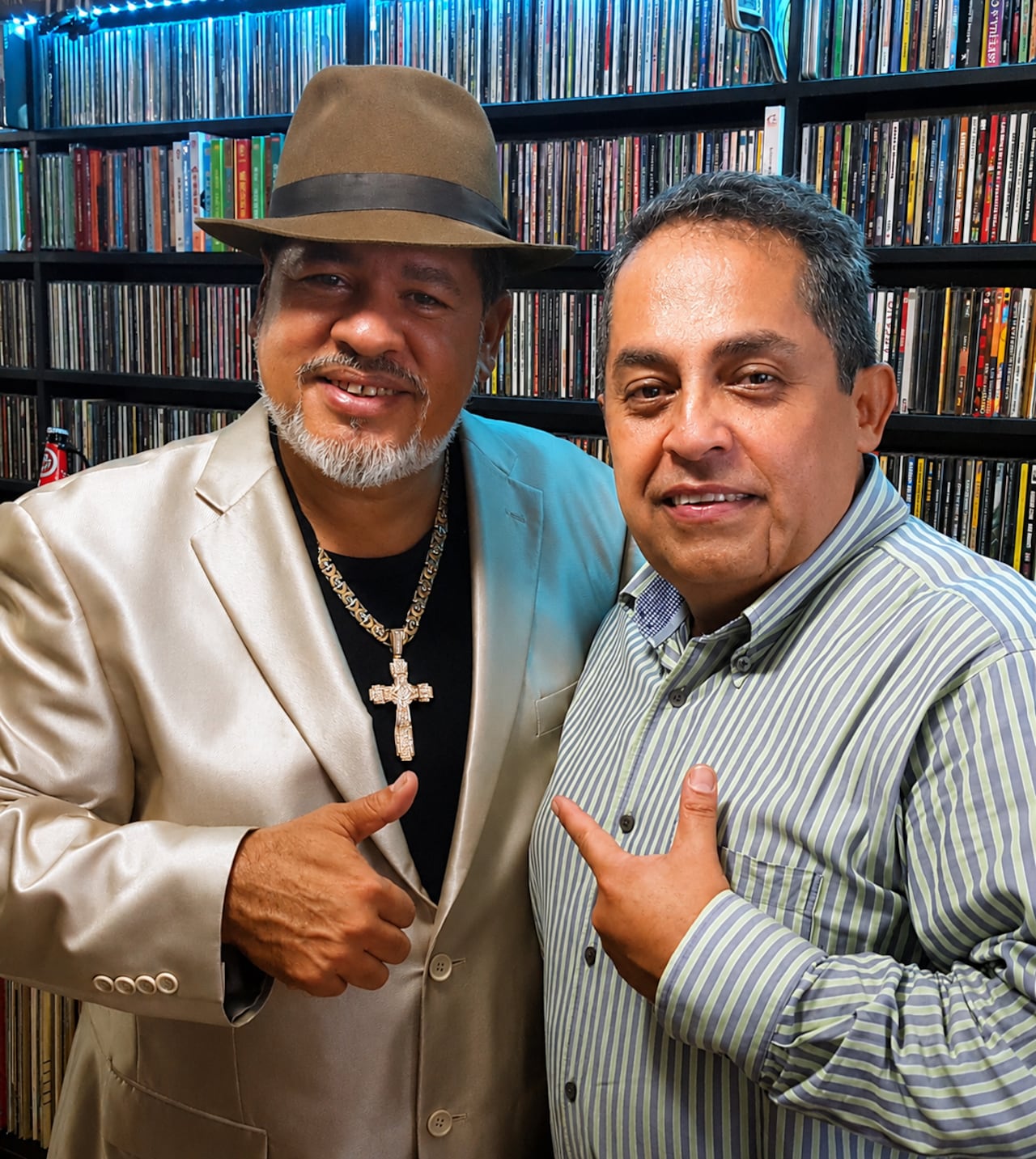 José Bello estuvo en el Museo Planeta Salsa. Aquí con el fundador y director del lugar.