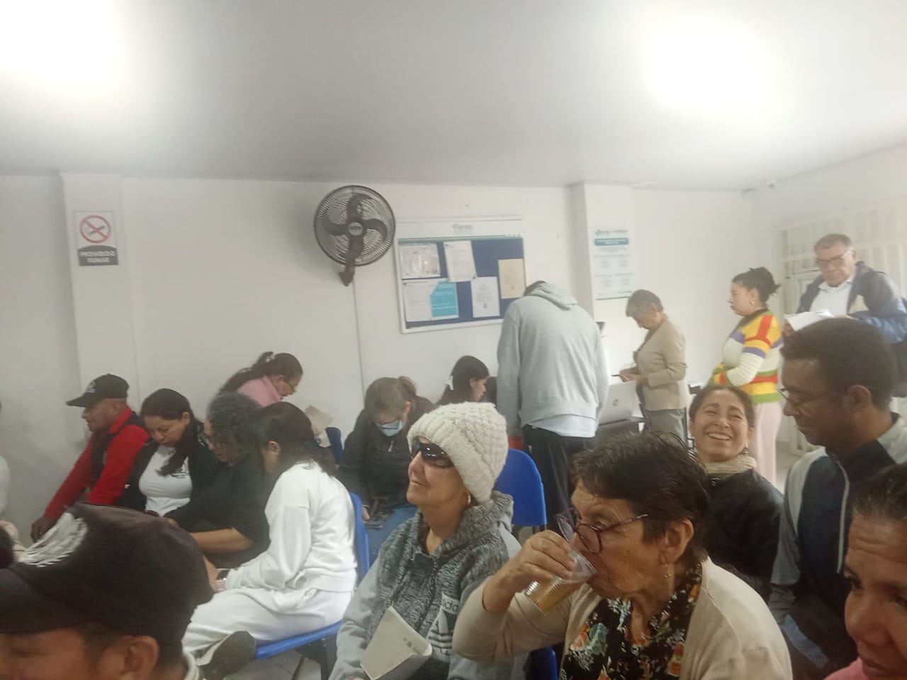 Usuarios de la Nueva EPS en Popayán hacen largas filas a las afueras de las farmacéuticas para reclamar sus medicamentos.