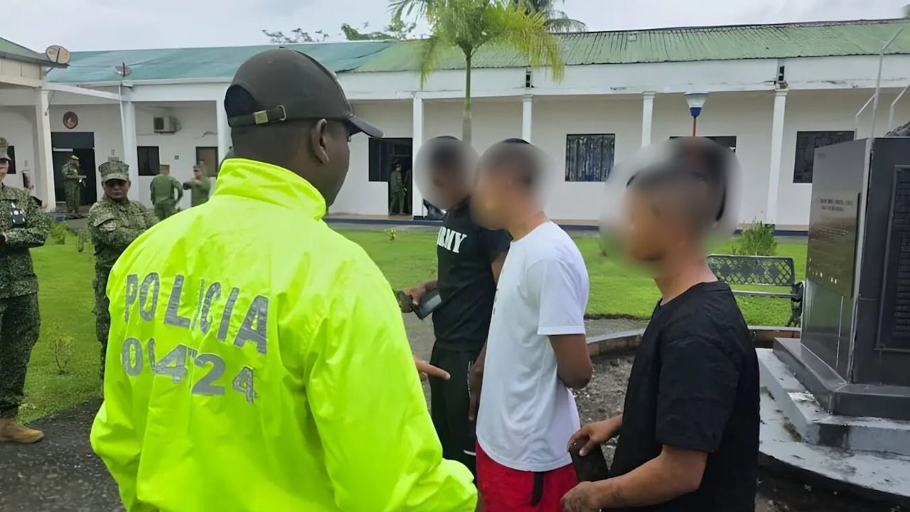 Los jóvenes habrían maltratado a un perro hasta la muerte.