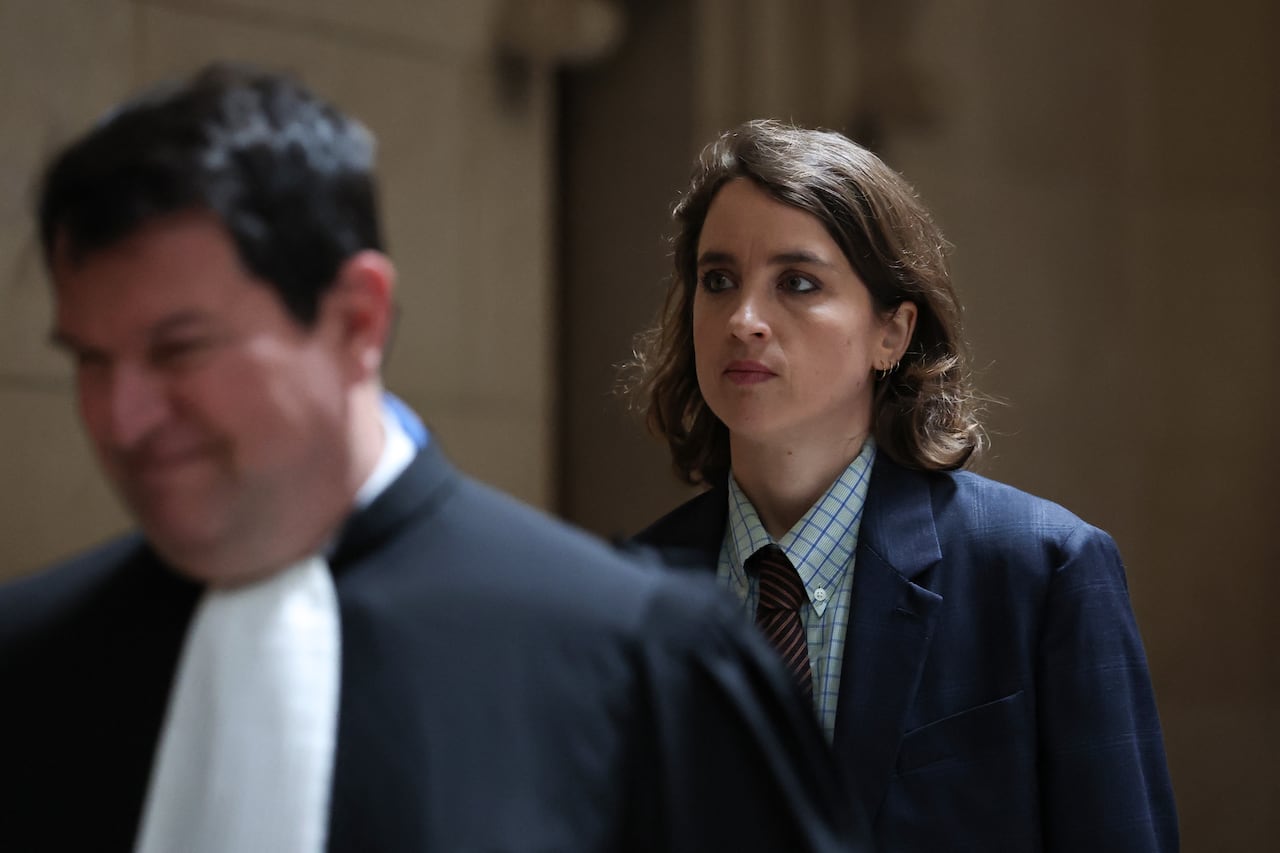 La actriz francesa Adèle Haenel llega al Tribunal de París el 17 de abril de 2026 para escuchar la sentencia del recurso de apelación contra el director de cine francés Christophe Ruggia por agresión sexual contra ella cuando era menor de 15 años.