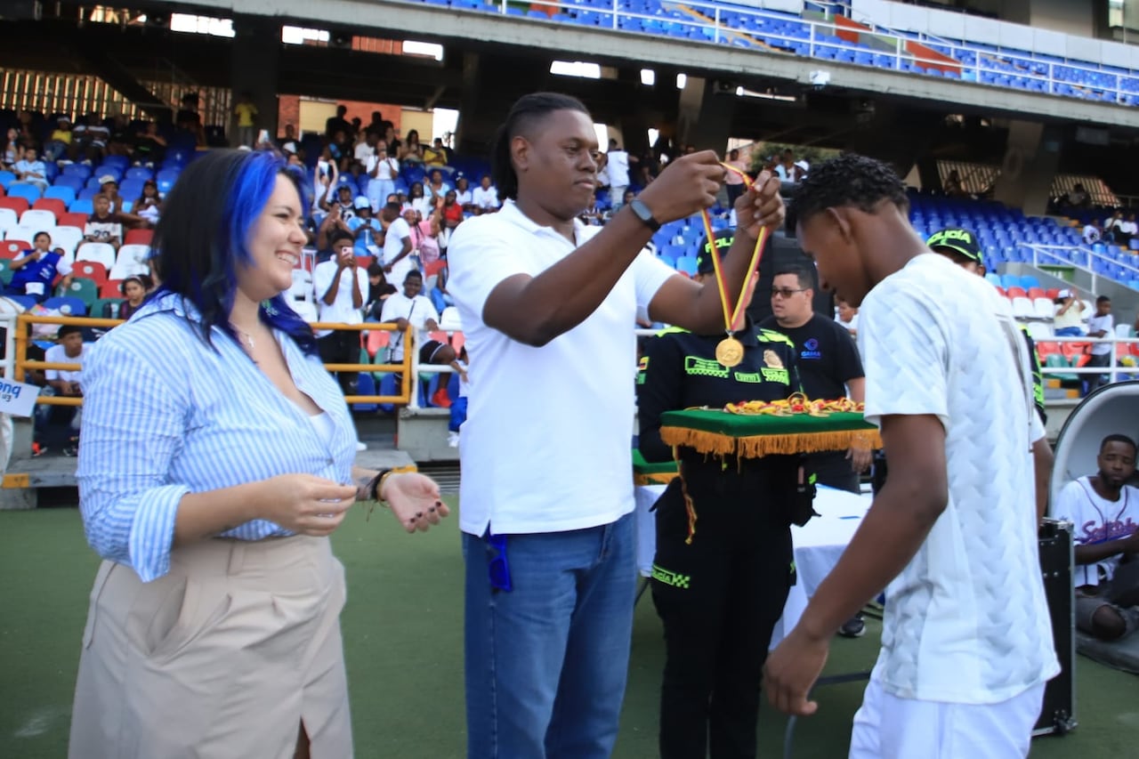 Los jóvenes recibieron sus medallas en una jornada que destacó por la convivencia y el juego limpio.