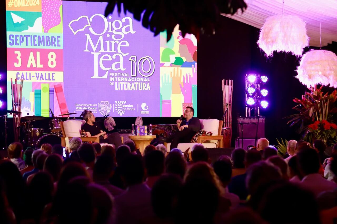 El escritor chileno Alberto Fuguet durante su charla en el primer día del Oiga Mire Lea.