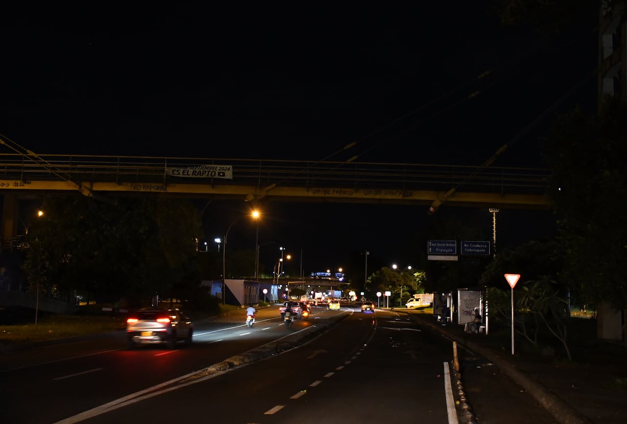 Cali: Informe de domingo Cali a oscuras, las principales vias del norte y centro de la ciudad se encuentra completamente a oscura, el alumbrado público no funciona. foto José L Guzmán El País,