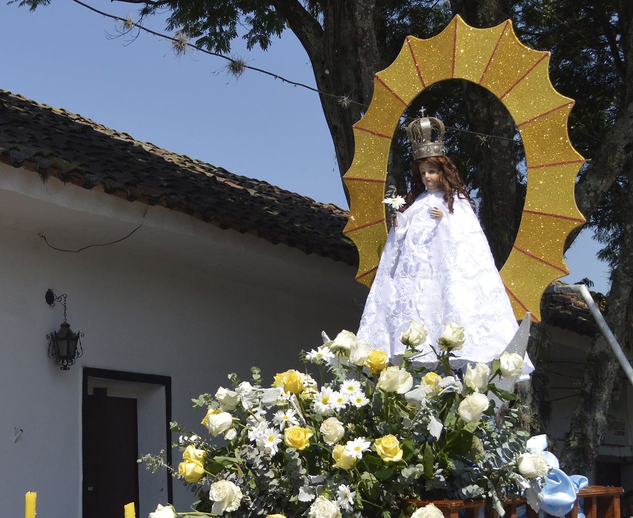 El líder religioso explicó que al recibir la Eucaristía "no es Jesús quien se asimila a nosotros, sino que somos nosotros quienes somos injertados en su vida, renovados desde dentro para pensar, sentir y mirar el mundo de manera distinta".