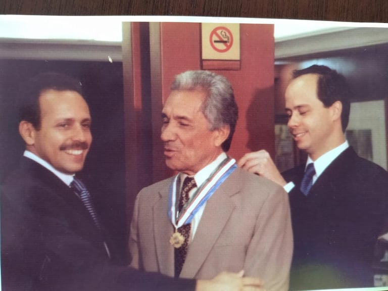 Compañeros de trabajo lo recuerdan como un gran caballero, respetuoso y cercano, que expresaba con su lápiz, lo que sentía y lo que atravesaba la nación.