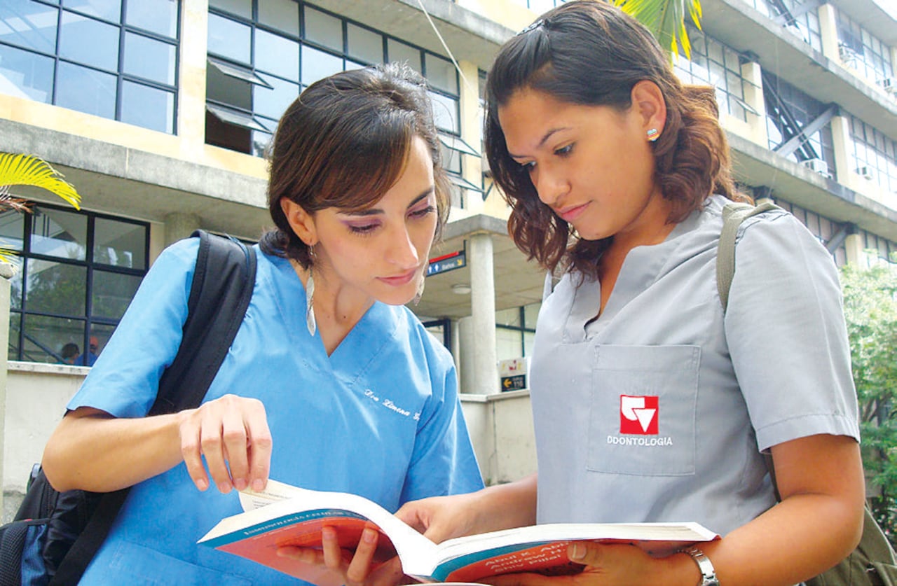 Estudiantes del área de la salud fortalecen su formación académica, aportando al relevo generacional en investigación y ciencia.