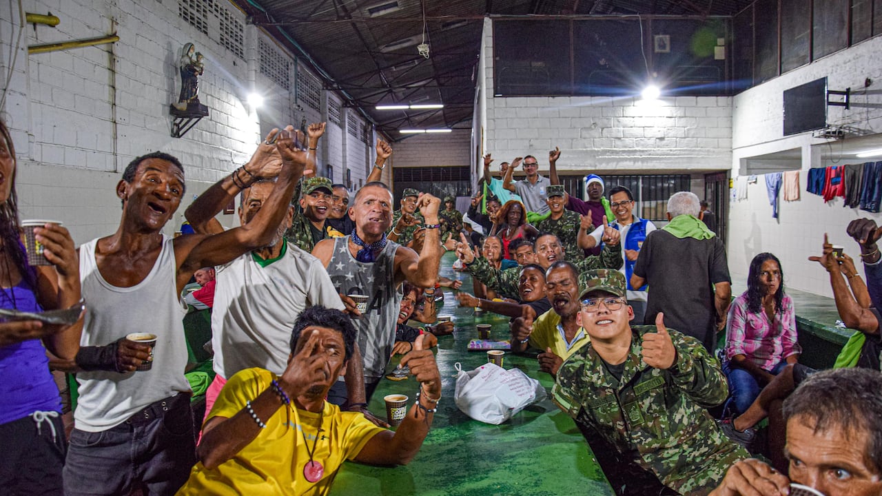 Además de los alimentos, los soldados compartieron un momento alegre con las personas en condición de calle del centro de Cali.