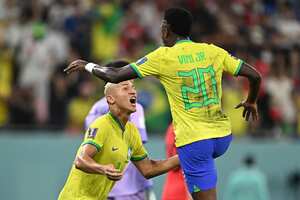 El delantero brasileño #09 Richarlison (L) celebra con el delantero brasileño #20 Vinicius Junior después de que anotó el tercer gol de su equipo durante el partido de fútbol de octavos de final de la Copa Mundial Qatar 2022 entre Brasil y Corea del Sur en el Estadio 974 en Doha el 5 de diciembre de 2022. (Foto de MANAN VATSYAYANA / AFP)