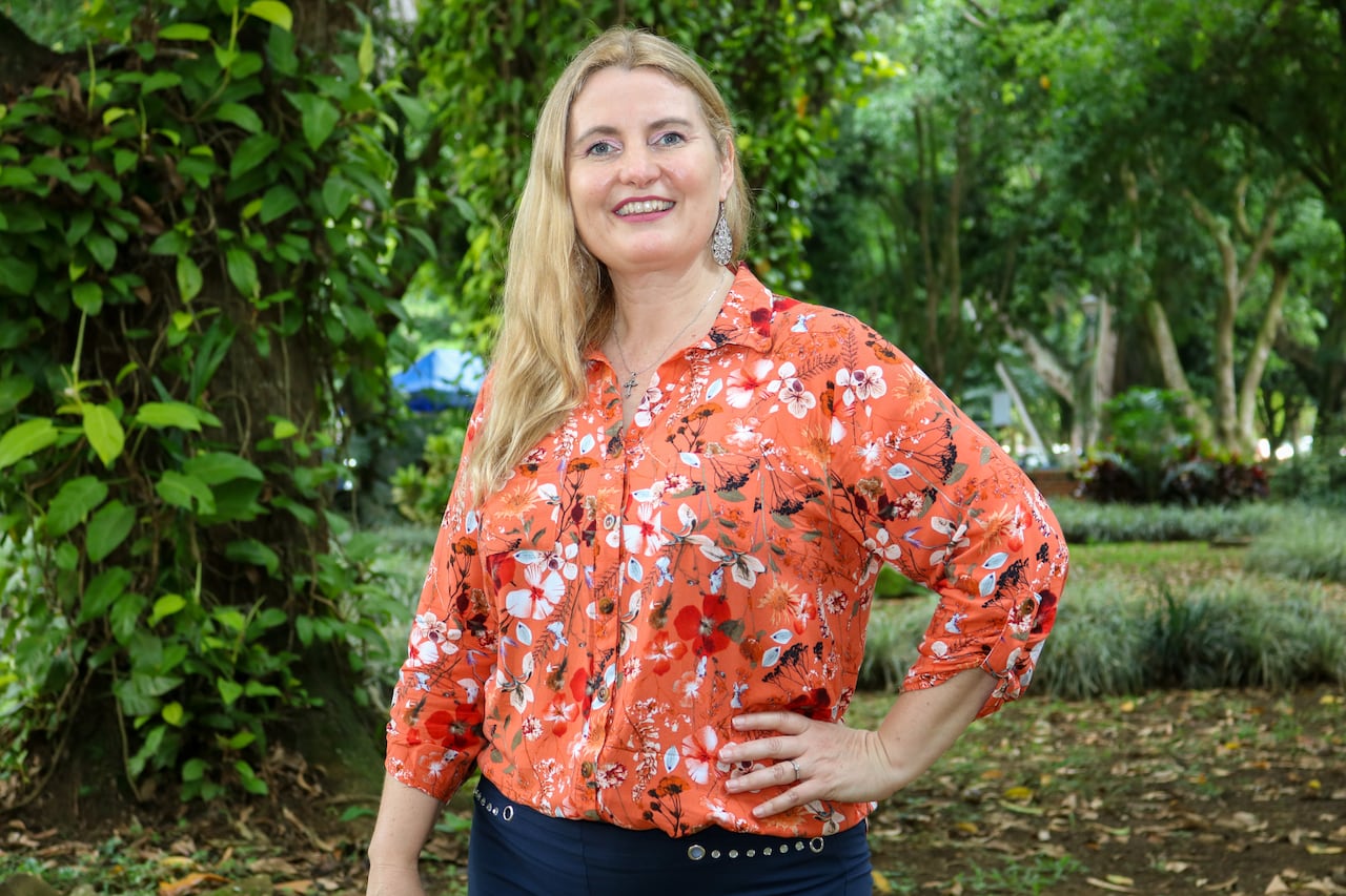 La artista y profesora Marelize van Heerden, de la Facultad de Educación de la Universidad Nelson Mandela, en Sudáfrica, está invitada este 22 de noviembre de 2023 en Cali. Foto: Cindy Gómez, Oficina de Comunicaciones Univalle.