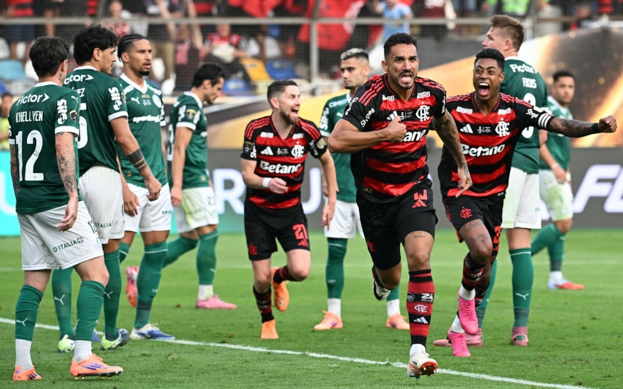 El defensa #13 de Flamengo, Danilo, celebra el primer gol de su equipo durante la final de la Copa Libertadores de Brasil entre Palmeiras y Flamengo.