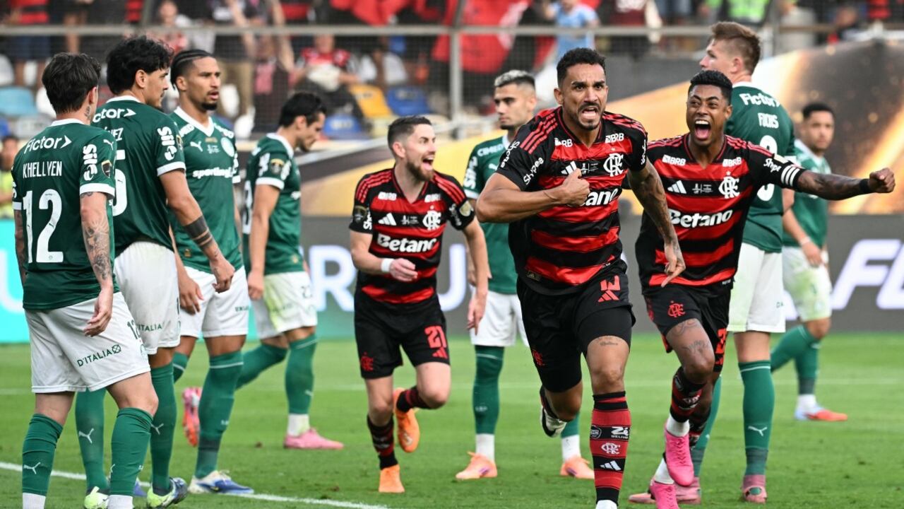 El defensa #13 de Flamengo, Danilo, celebra el primer gol de su equipo durante la final de la Copa Libertadores de Brasil entre Palmeiras y Flamengo.