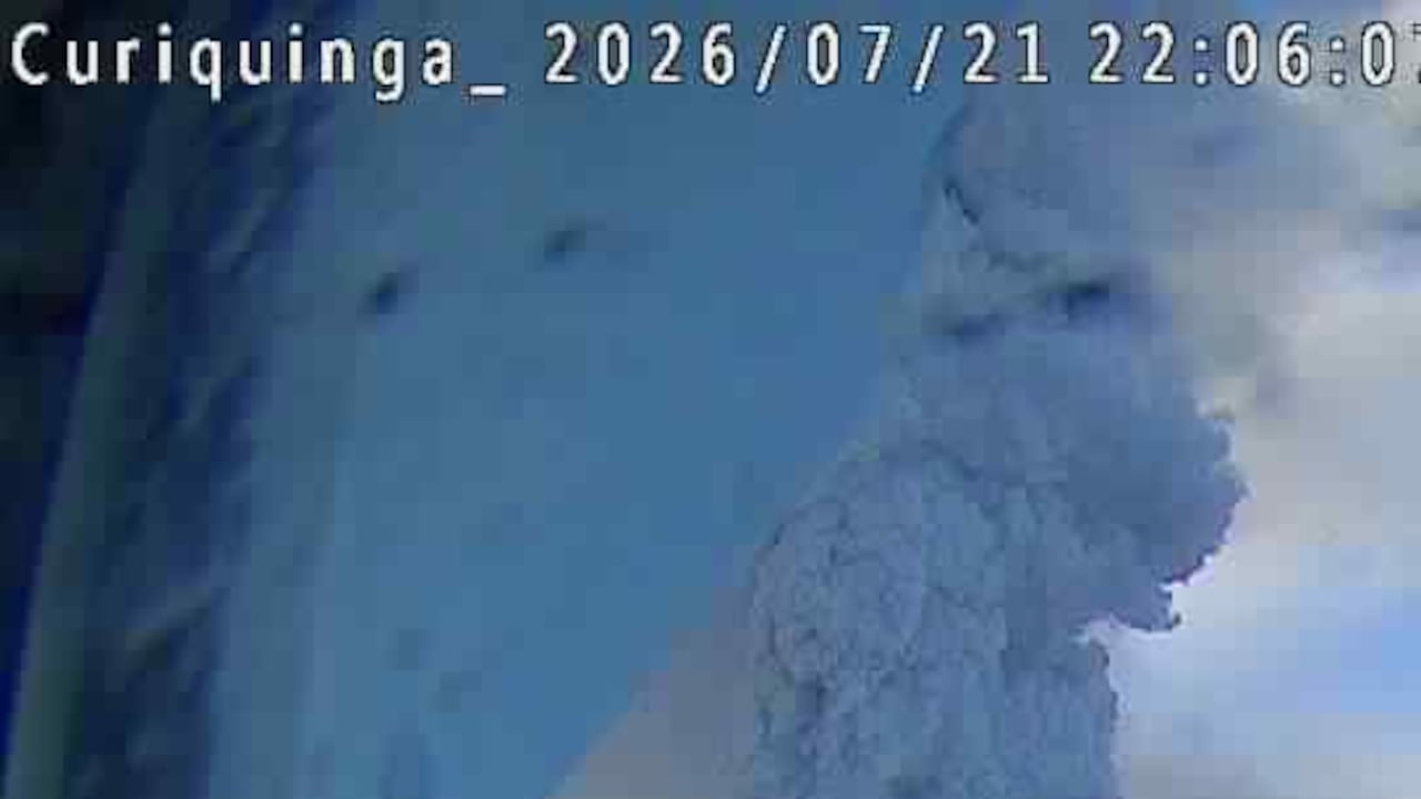 El periodista Rubén Zúñiga, de Radio Nacional, informa que a esta hora se registra una nueva emisión de ceniza del volcán Puracé y se reporta caída de material volcánico en algunos sectores de la ciudad de Popayán.