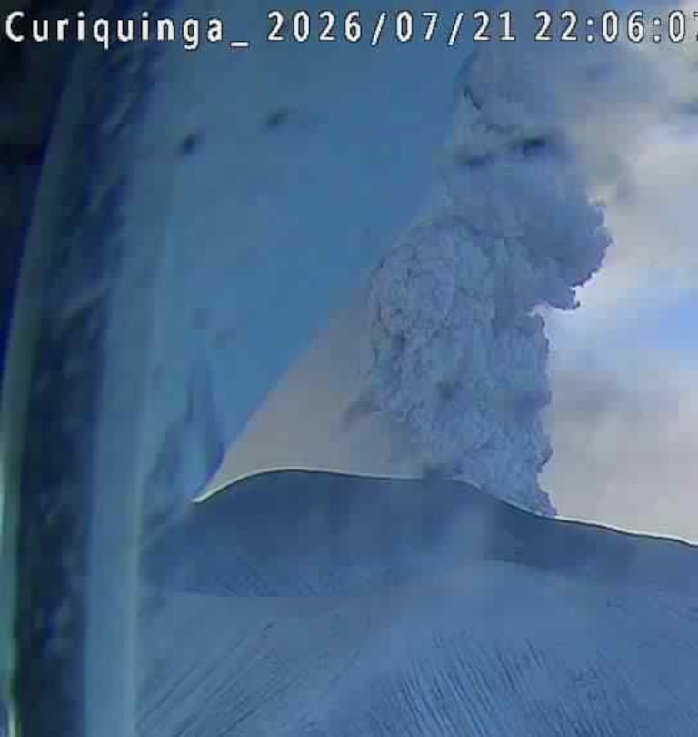 El periodista Rubén Zúñiga, de Radio Nacional, informa que a esta hora se registra una nueva emisión de ceniza del volcán Puracé y se reporta caída de material volcánico en algunos sectores de la ciudad de Popayán.