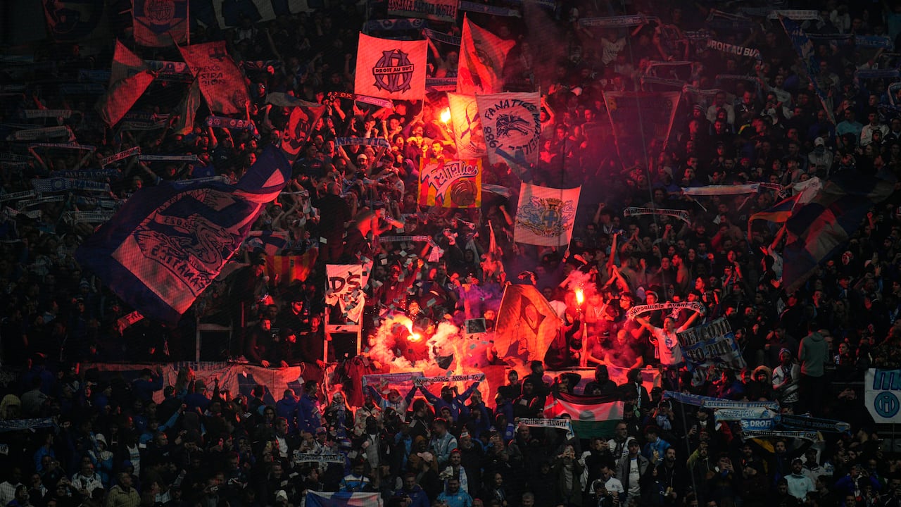 Los fanáticos de Marsella encendieron bengalas antes del partido de fútbol del Grupo B de la Liga Europa entre el Olympique de Marsella y el Ajax en el estadio Vélodrome, en Marsella, Francia, el jueves 30 de noviembre de 2023. (Foto AP/Daniel Cole)