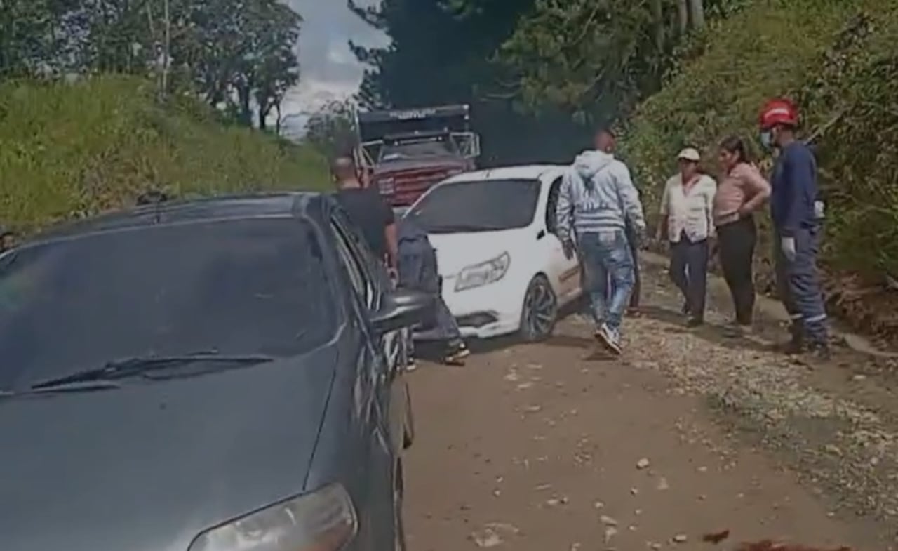 En el vidrio de la parte trasera del vehículo quedaron evidentes los impactos de bala, lo que da cuenta de la violencia con la que se perpetró este hecho en zona rural del municipio.