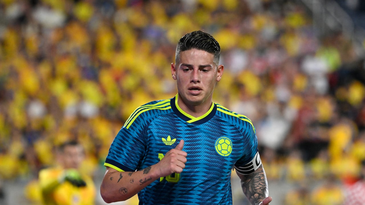 El centrocampista colombiano James Rodríguez, número 10, corre durante un partido amistoso de fútbol entre Colombia y Croacia en el Camping World Stadium de Orlando, Florida, el 26 de marzo de 2026. (Foto de Miguel J. Rodríguez CARRILLO / AFP)