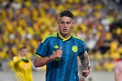 El centrocampista colombiano James Rodríguez, número 10, corre durante un partido amistoso de fútbol entre Colombia y Croacia en el Camping World Stadium de Orlando, Florida, el 26 de marzo de 2026. (Foto de Miguel J. Rodríguez CARRILLO / AFP)