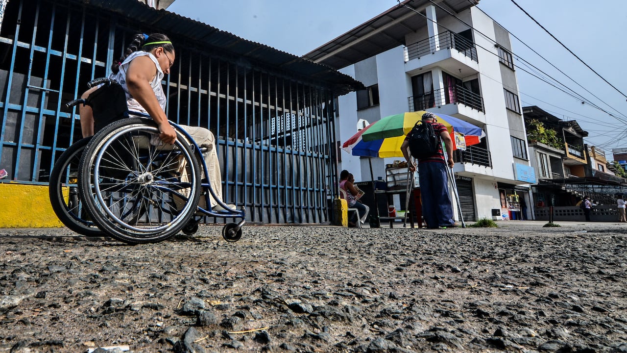 En Cali la ausencia de andenes accesibles para personas con limitaciones físicas, o la existencia de andenes que no cumplen con los estándares de accesibilidad, puede generar barreras para la movilidad y la inclusión de estas personas. Foto Jorge Orozco / El País.