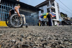 En Cali la ausencia de andenes accesibles para personas con limitaciones físicas, o la existencia de andenes que no cumplen con los estándares de accesibilidad, puede generar barreras para la movilidad y la inclusión de estas personas. Foto Jorge Orozco / El País.