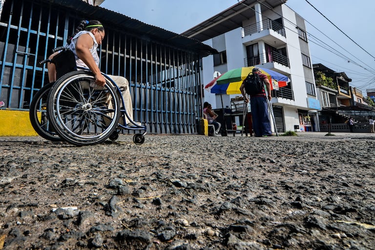 En Cali la ausencia de andenes accesibles para personas con limitaciones físicas, o la existencia de andenes que no cumplen con los estándares de accesibilidad, puede generar barreras para la movilidad y la inclusión de estas personas. Foto Jorge Orozco / El País.