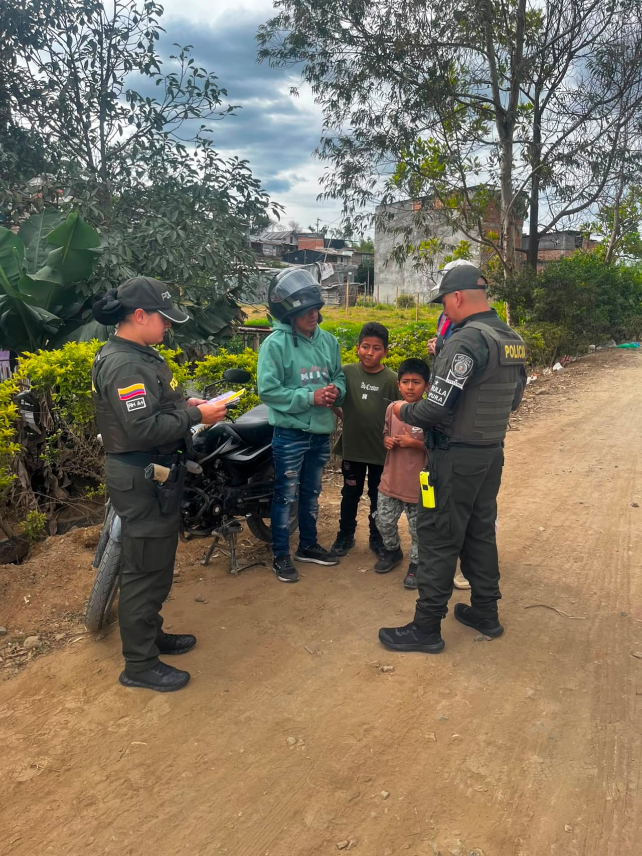 Integrantes de la Patrulla Púrpura de la Policía Metropolitana de Popayán lideran la jornada de sensibilización y prevención de violencias basadas en género en las instalaciones de la Universidad Cooperativa.