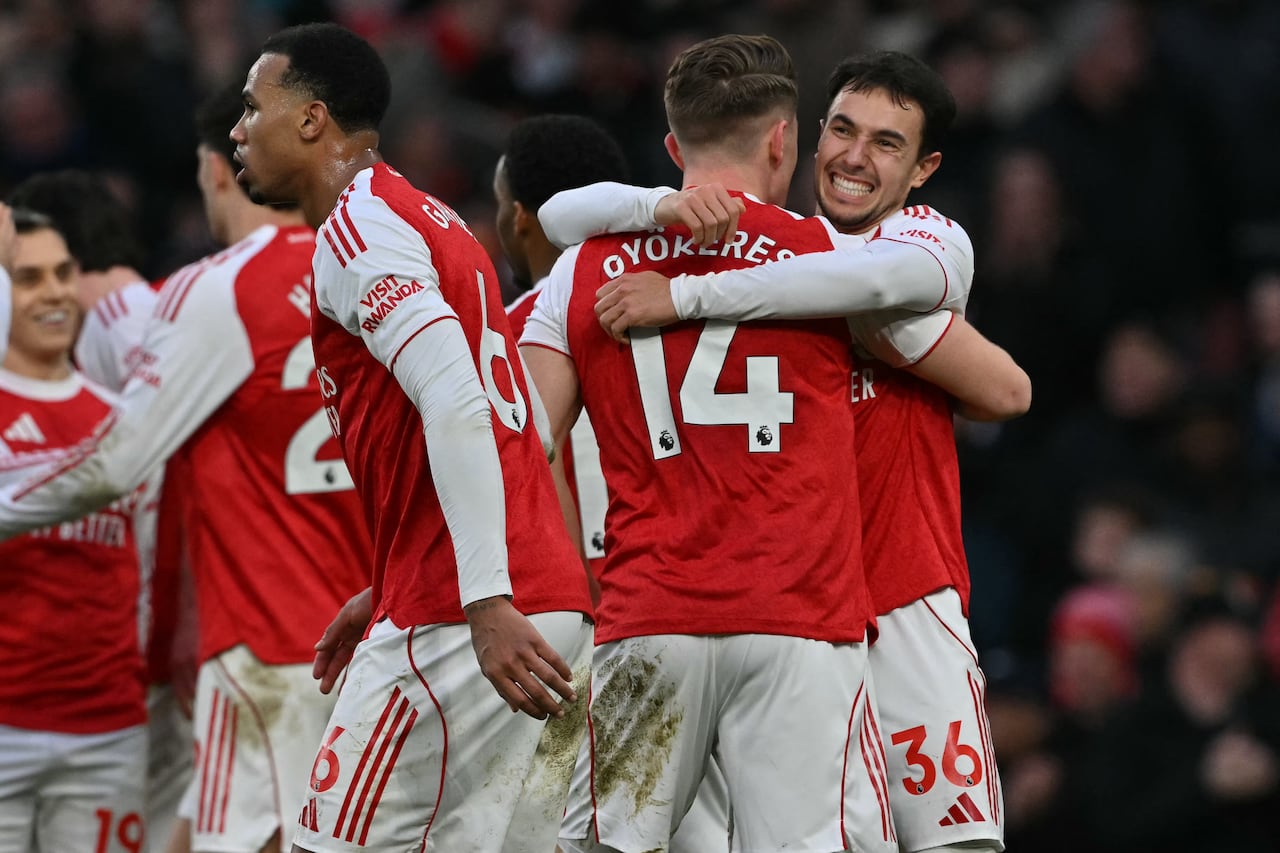 El delantero sueco #14 del Arsenal, Viktor Gyokeres (2D), celebra con el defensa español #36 del Arsenal, Martin Zubimendi (D), tras anotar su segundo gol durante el partido de la Premier League inglesa entre el Arsenal y el Sunderland en el Emirates Stadium de Londres el 7 de febrero de 2026. (Foto de Glyn KIRK / AFP)