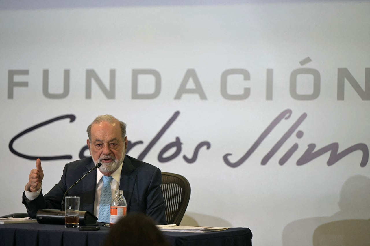 El empresario mexicano Carlos Slim gesticula mientras habla durante una conferencia de prensa en sus oficinas en la Ciudad de México el 10 de febrero de 2025. (Foto de Yuri CORTEZ / AFP)