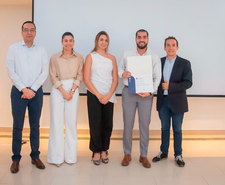 Los asistentes a estas capacitaciones recibieron algunos certificados de los nuevos conocimientos que adquirieron.