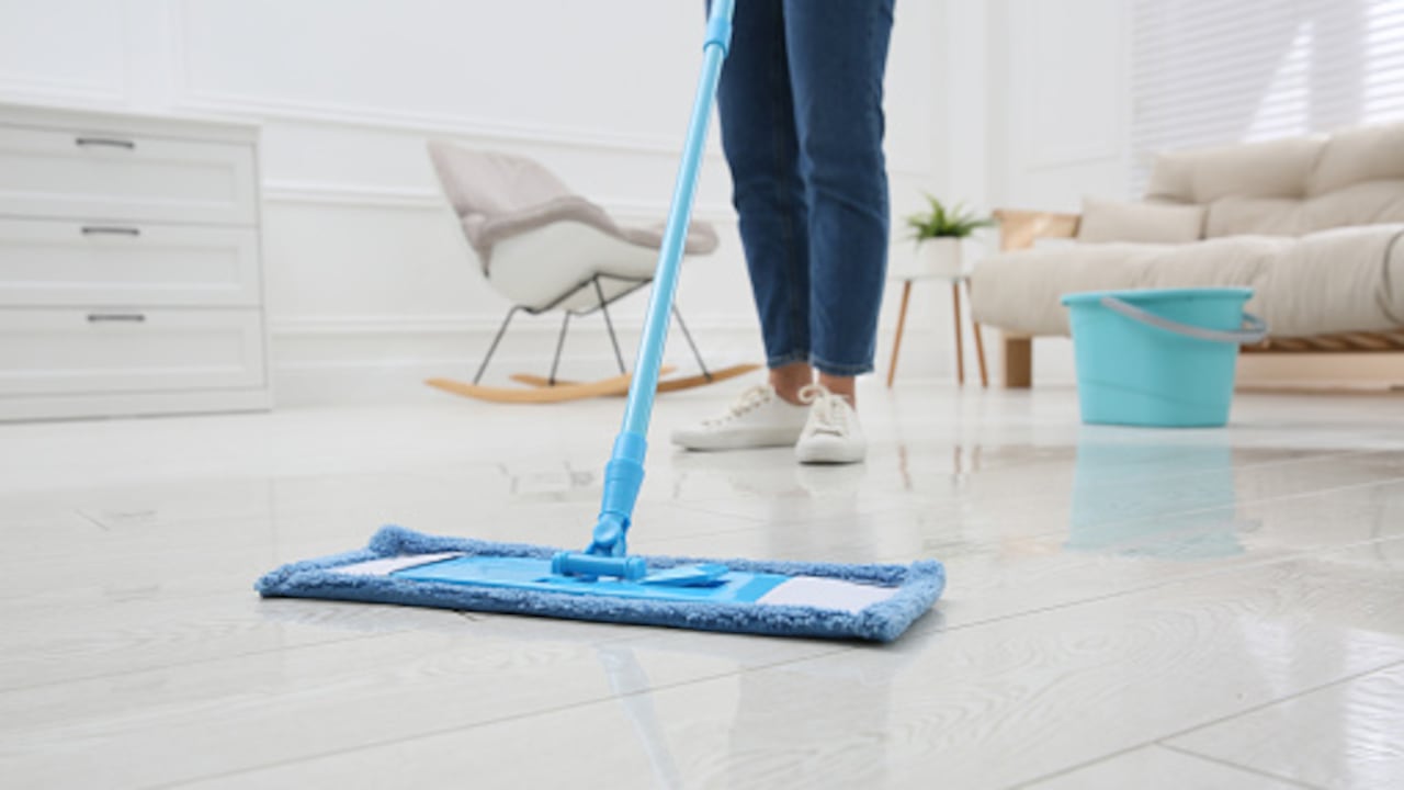 Pies de mujer haciendo limpieza en una casa