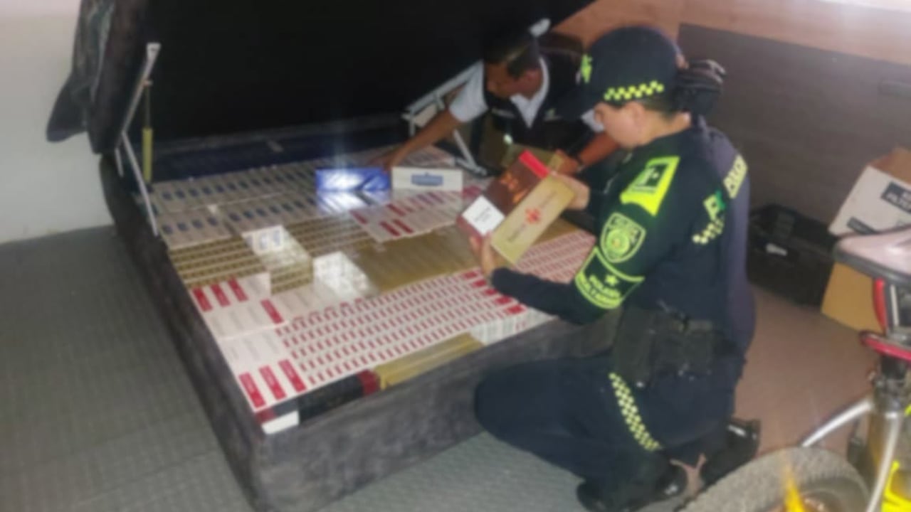 La forma inusual de la cama despertó las sospechas de los funcionarios, quienes realizaron una inspección detallada y localizaron las 3.300 cajetillas ilegales.