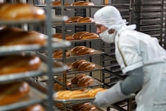 Pese a que en muchas ciudades de Colombia hay panaderías en cada esquina, el consumo de este producto tradicional se ha mantenido estable en los últimos años. Foto Jorge Orozco.