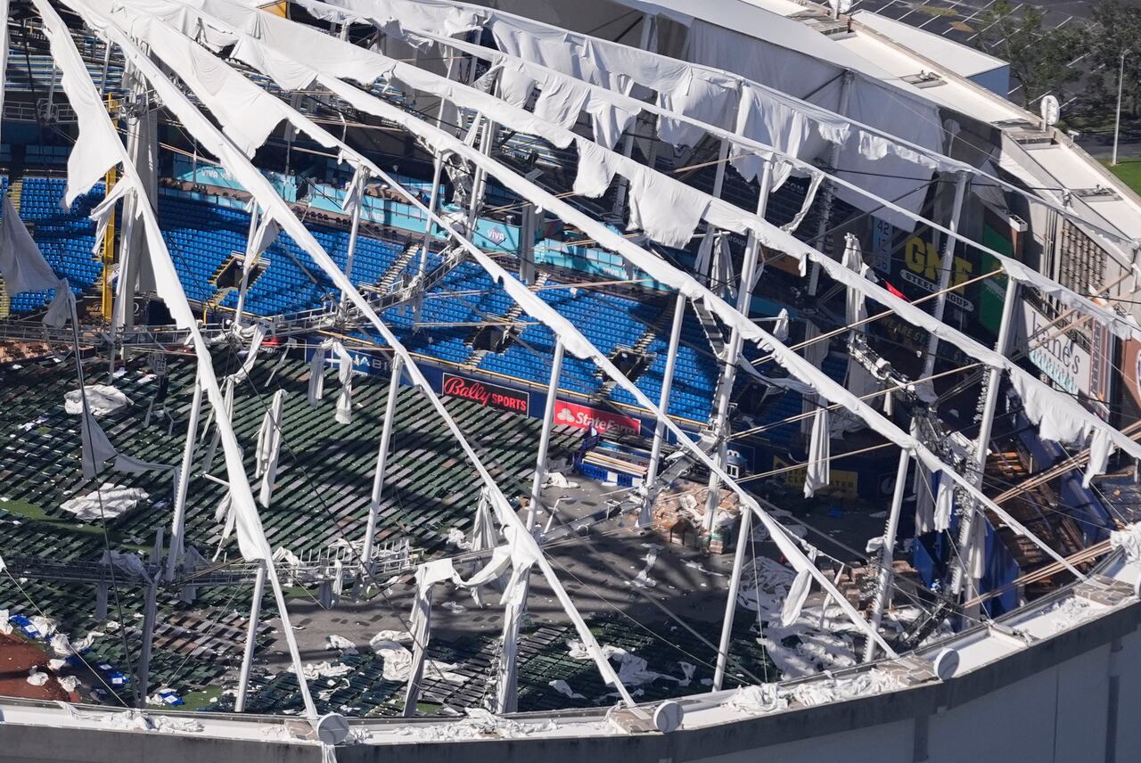 El techo destruido del Tropicana Dome, tras el paso del huracán Milton, el jueves 10 de octubre de 2024, en San Petersburgo, Florida.