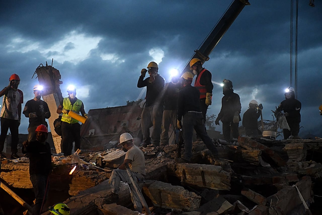 Cali: Luego de 72 horas del terremoto que afectó a la ciudad, el grupo de rescatistas y voluntarios continúa en su ardua labor durante día y noche, jornadas interminables con héroes invisibles que lo dan todo por rescatar con vida a los sobrevivientes