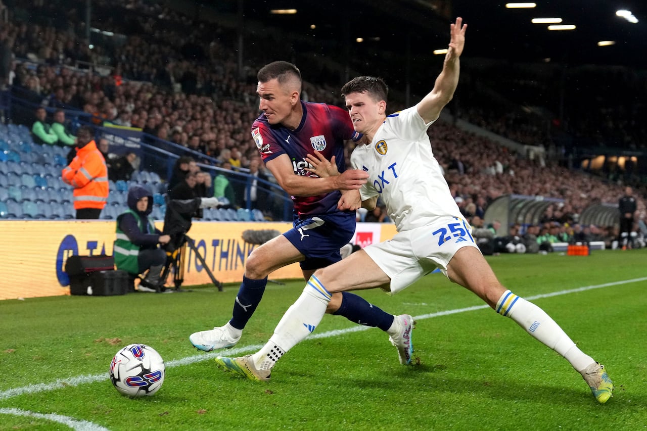 El equipo del Leeds United enfrentando al West Bromwich de cara al ascenso a la Premiere League