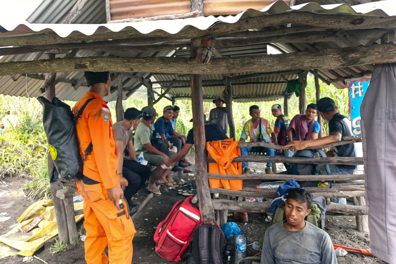 La imponente columna de ceniza y humo del monte Dukono se elevó hasta los 10 kilómetros de altura, dificultando las tareas de rescate y visibilidad en la provincia de Halmahera del Norte.