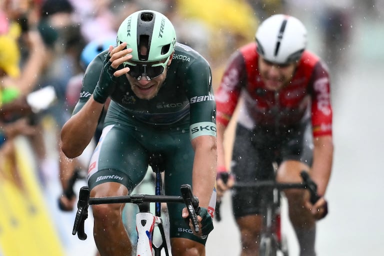 El ciclista italiano Jonathan Milan, del equipo Lidl - Trek, con el maillot verde de mejor velocista, llega a la meta en bicicleta para ganar la 17ª etapa de la 112ª edición del Tour de Francia.