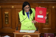 Delcy Rodríguez con la Constitución de Venezuela