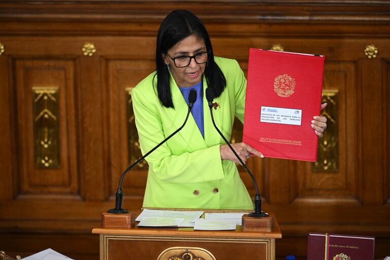Delcy Rodríguez con la Constitución de Venezuela