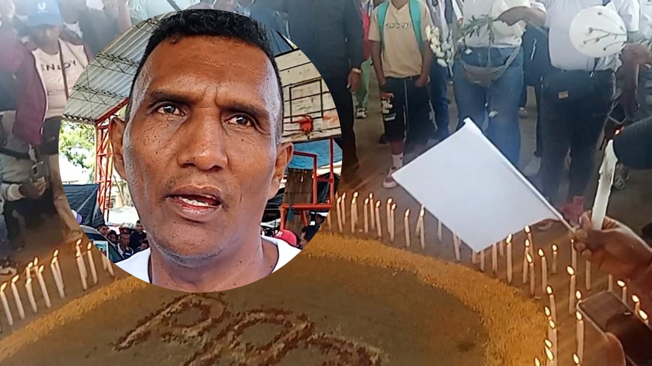 Familiares y amigos rinden homenaje a las 12 víctimas en el polideportivo de Cajibío, Cauca.