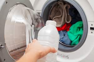 La pregunta sobre qué vinagre usar para desinfectar la lavadora tiene una respuesta que muchos buscan.