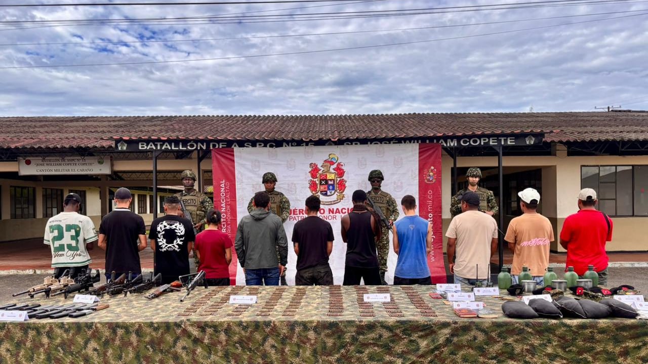 Durante operaciones militares en el municipio de Carmen de Atrato, Chocó , tropas del Ejército lograron la entrega de 11 integrantes de las disidencias de las Farc de alias Calarcá.