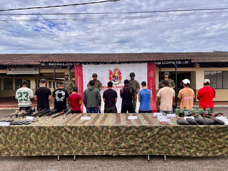Durante operaciones militares en el municipio de Carmen de Atrato, Chocó , tropas del Ejército lograron la entrega de 11 integrantes de las disidencias de las Farc de alias Calarcá.