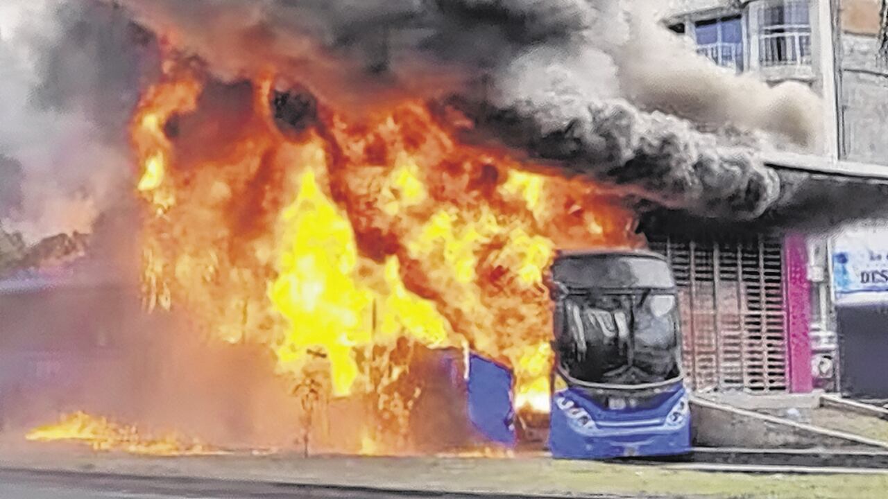 Alrededor de 50 estaciones y terminales del MIO fueron vandalizadas tras el paro nacional del 28 de abril del 2021.