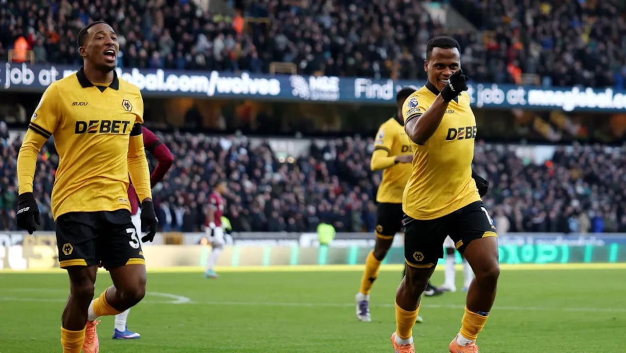 Jhon Arias (der.) marcó su primer gol en la Premier League con Wolverhampton.