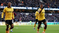 Jhon Arias (der.) marcó su primer gol en la Premier League con Wolverhampton.