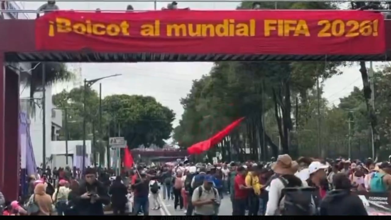 Miles de maestros bloquearon el martes una avenida que conduce al estadio Azteca, en Ciudad de México, 48 horas antes de la inauguración del Mundial 2026 en ese recinto.