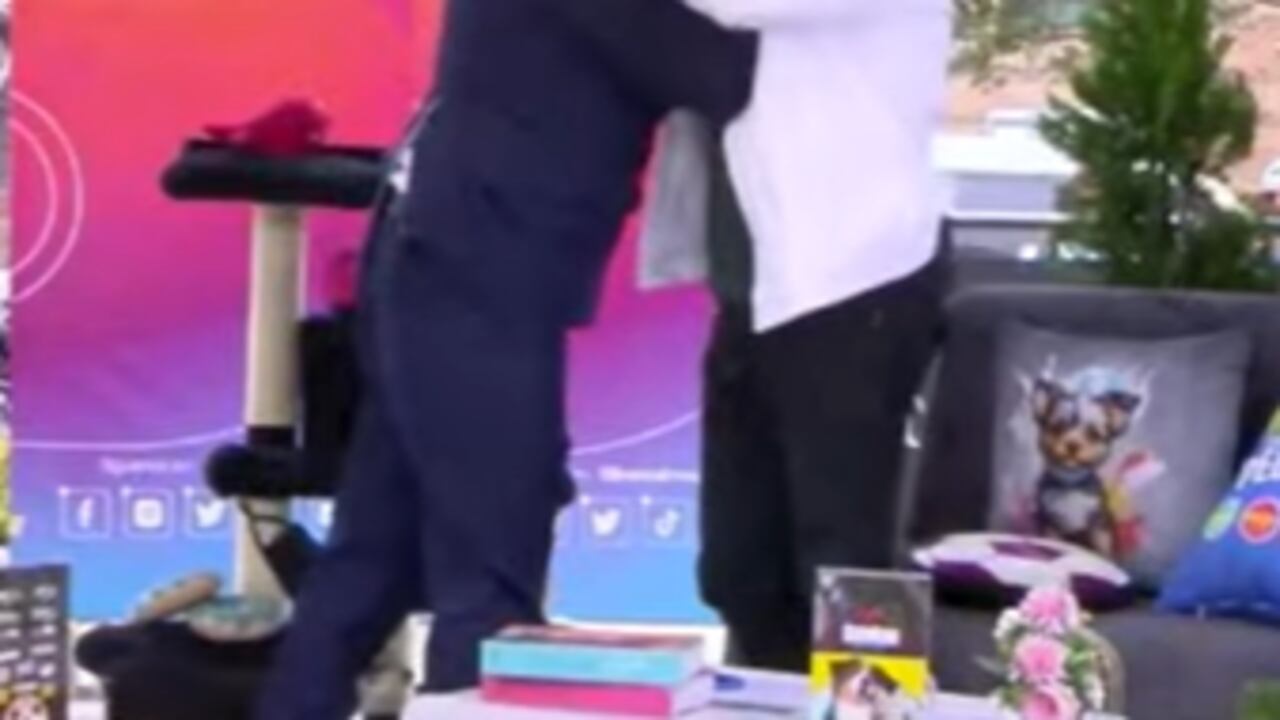Marcelo Cezán y Rafa Tabio protagonizaron tremendo beso en un programa en vivo causando todo tipo de comentarios.