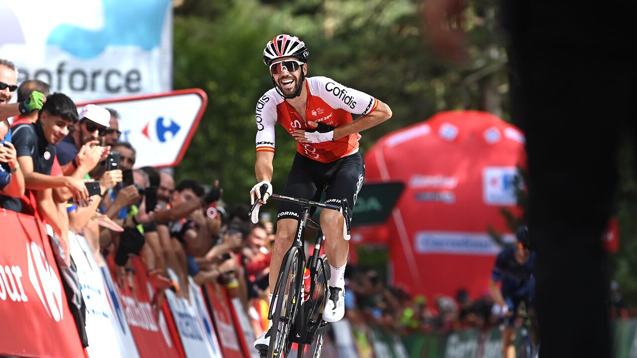 LA LAGUNA NEGRA.VINUESA, ESPAÑA - 6 DE SEPTIEMBRE: Jesús Herrada de España y el equipo Cofidis celebran en la línea de meta como ganadores de etapa durante la 78.a Vuelta a España 2023, Etapa 11, una etapa de 163,2 km desde Lerma a La Laguna Negra. Vinuesa 1730m / #UCIWT / el 06 de septiembre de 2023 en La Laguna Negra.Vinuesa, España. (Foto de Tim de Waele/Getty Images)